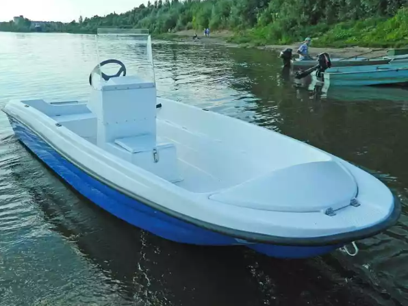 Стеклопластиковая лодка Пингвин с консолью (тримаран) в Йошкар-Оле
