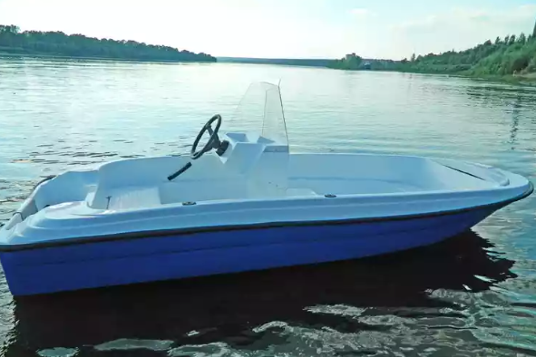 Стеклопластиковая лодка Пингвин с консолью (тримаран) в Йошкар-Оле