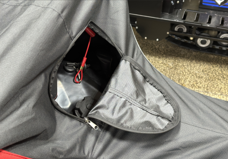 Чехол транспорт. снегохода IKUDZO HUNTER черно-красный Оксфорд ПРЕМИУМ качества с лого IKUDZO в Йошкар-Оле