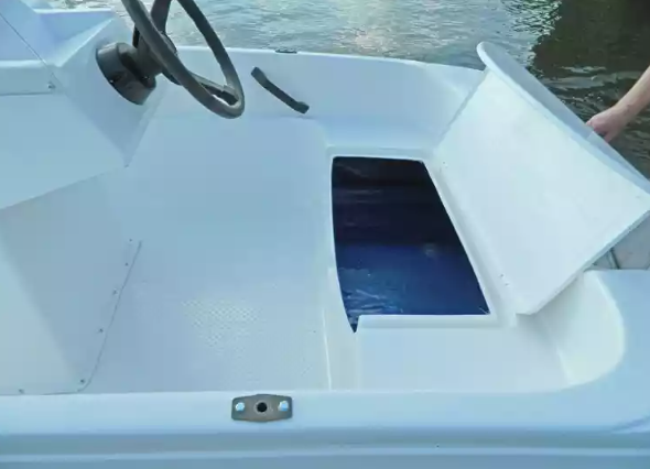 Стеклопластиковая лодка Пингвин с консолью (тримаран) в Йошкар-Оле