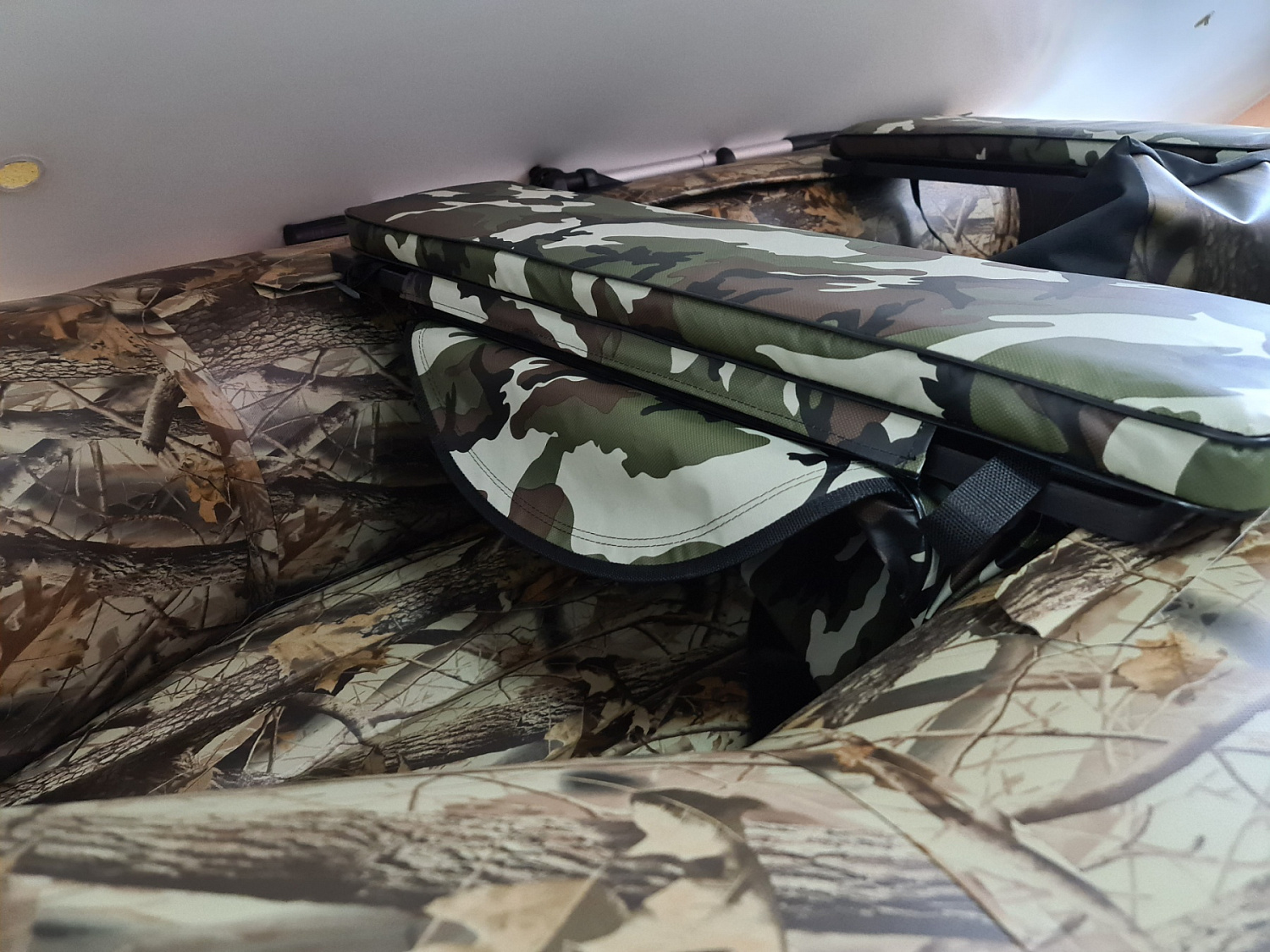 КОМПЛЕКТ МЯГКИХ НАКЛАДОК С СУМКОЙ ДЛЯ ЛОДОК 105Х20 КАМУФЛЯЖ в Йошкар-Оле